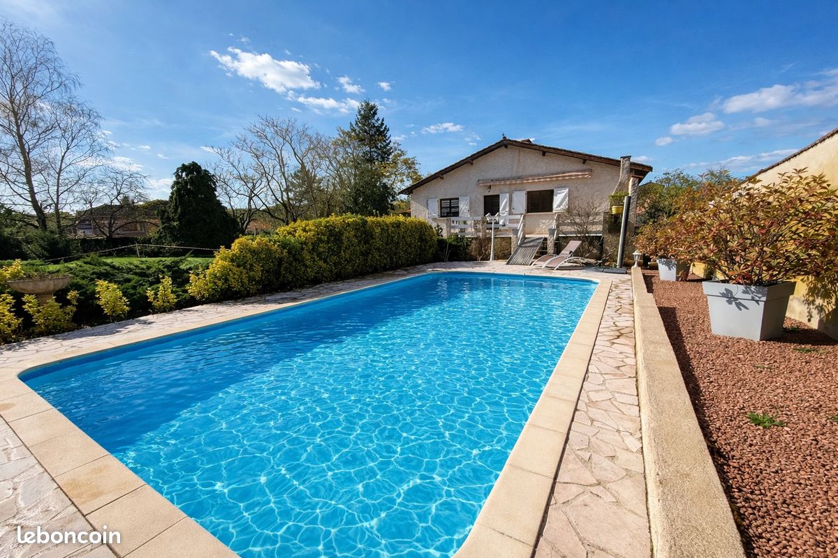 Maison 6 pièces 235 m² · à Commelle-Vernay · 235 m² · 249 000 €