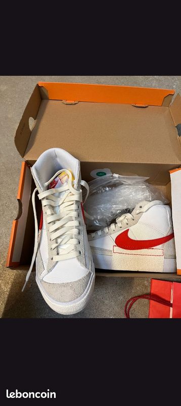 Nike Blazer Mid77 ,blanc avec virgule rouge ,détails en daim gris clair ,pointure :39 (image 4)