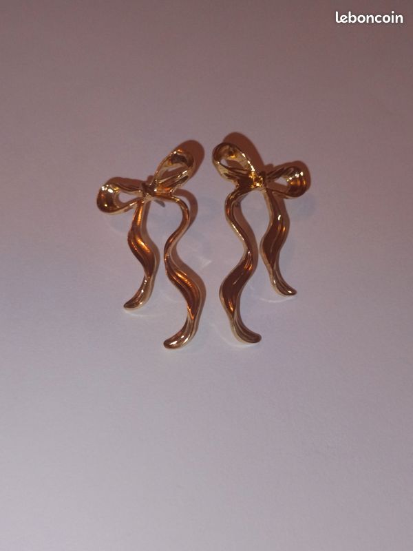 Boucles d'oreilles nœuds dorés pendants / Style Coquette / Rubans ondulés (image 1)