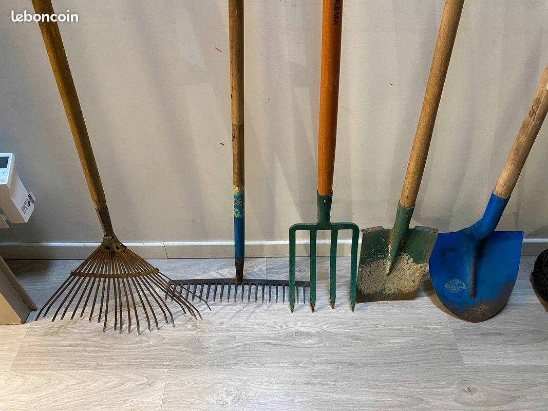 Lot outils de jardin: pelle, bèche, fourche, râteau et balai à feuilles (image 1)