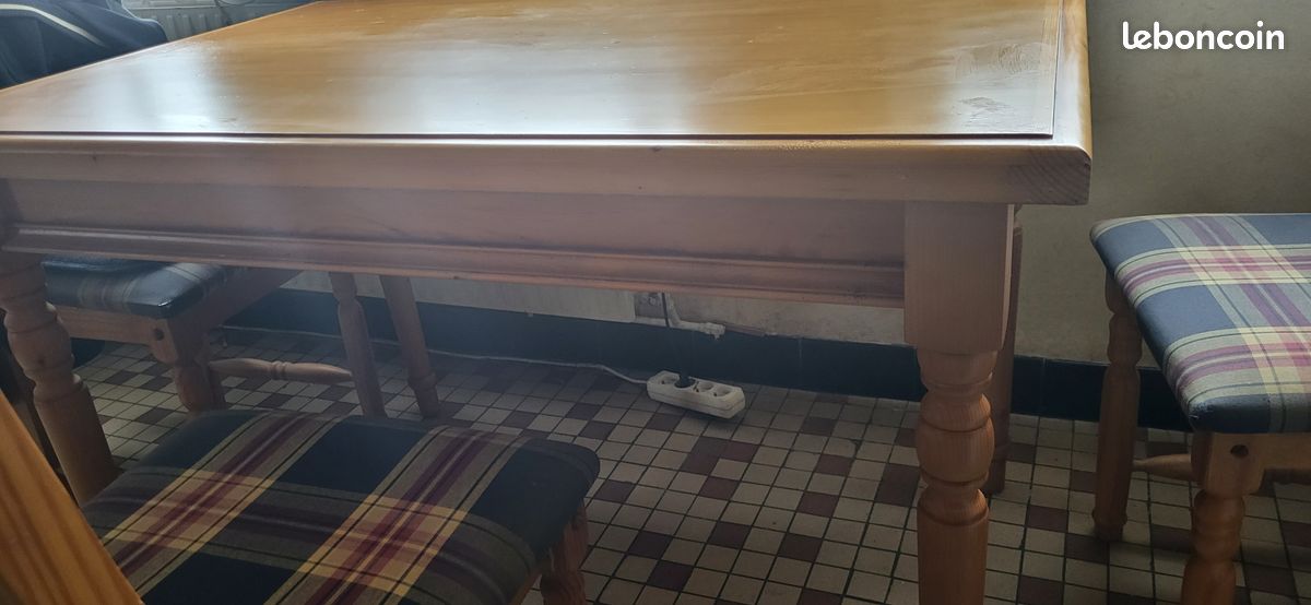 Vend une table en bois avec 3 chaises (image 2)