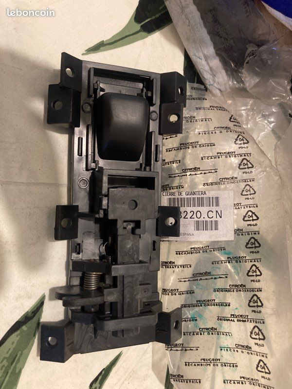 Serrure De Boîte à Gants Pour Citroën C35 – Réf. ZA 1 380 180 – Neuf