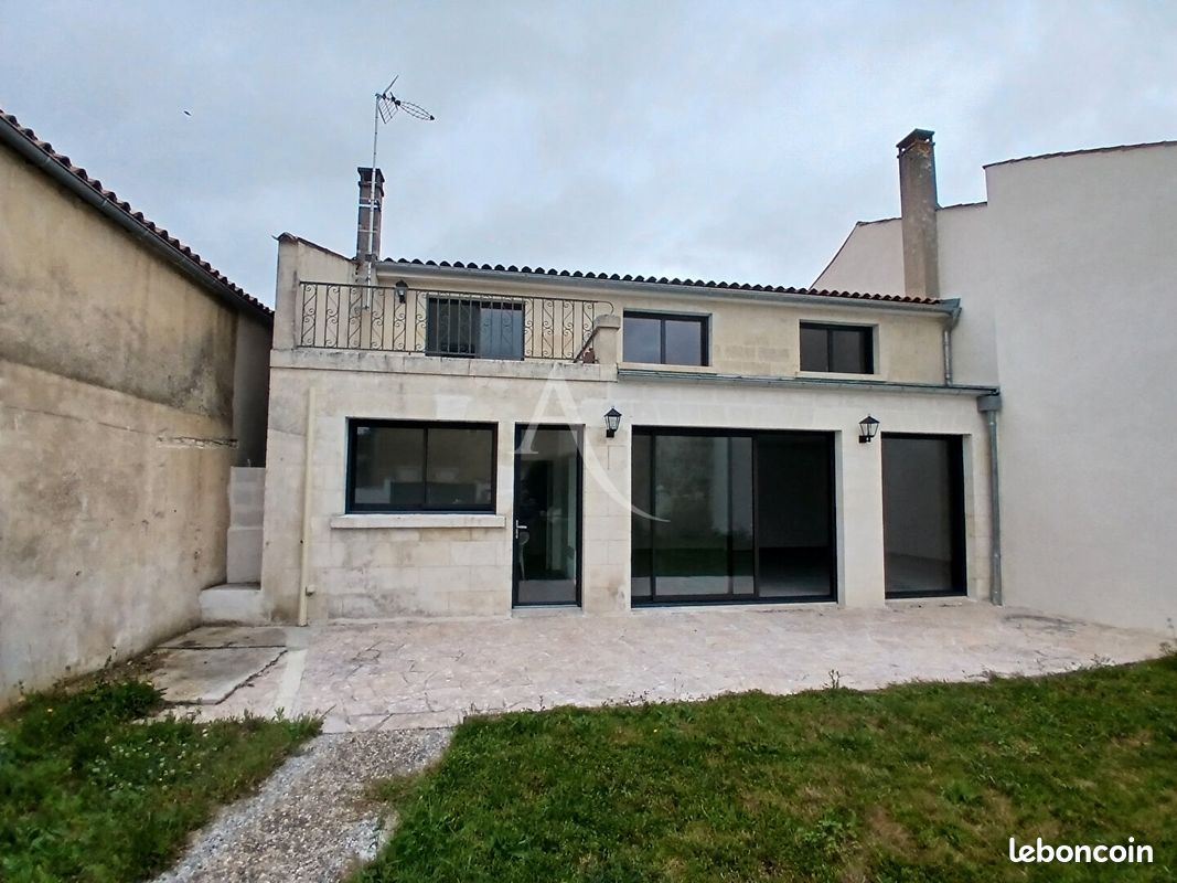 Maison 8 pièces 190 m² · à Saint-Hilaire-de-Villefranche · 190 m² · 290 000 €