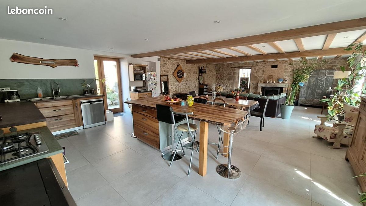 Maison 8 pièces 221 m² · à Savignac-de-Nontron · 221 m² · 297 000 €