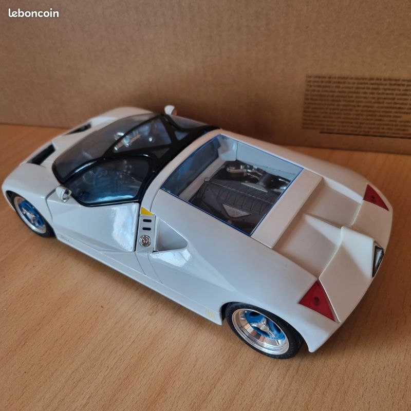 FORD GT90 blanc CONCEPT CAR échelle 1/18 MAISTO voiture