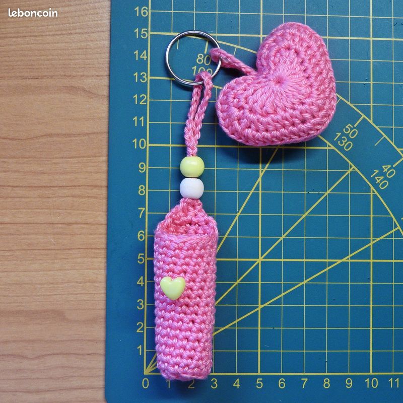 Cadeau tendance crochet : PORTE-CLES COEUR + ETUI POUR BAUME A LEVRES Rose vif (image 3)