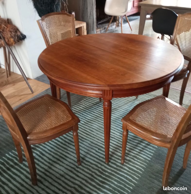 Vente d'un ensemble table de salle à manger ronde en merisier avec deux rallonges et quatre chaises (image 1)