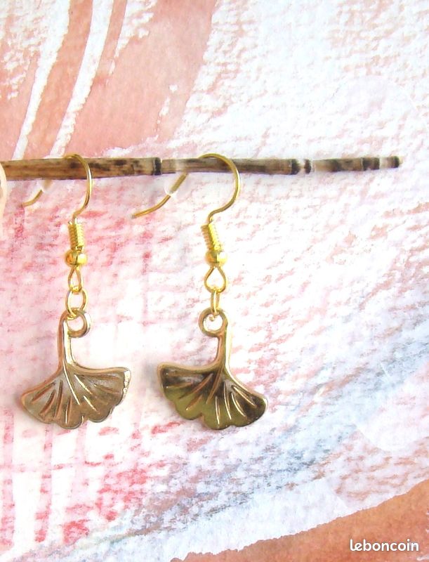 Boucles oreilles feuille gingko dorée petit crochet (image 2)