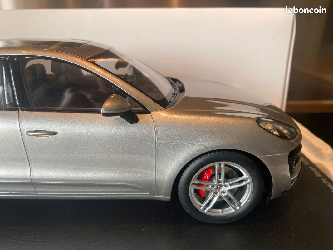 Porsche Macan Turbo silver 1/18 Spark (image 9)