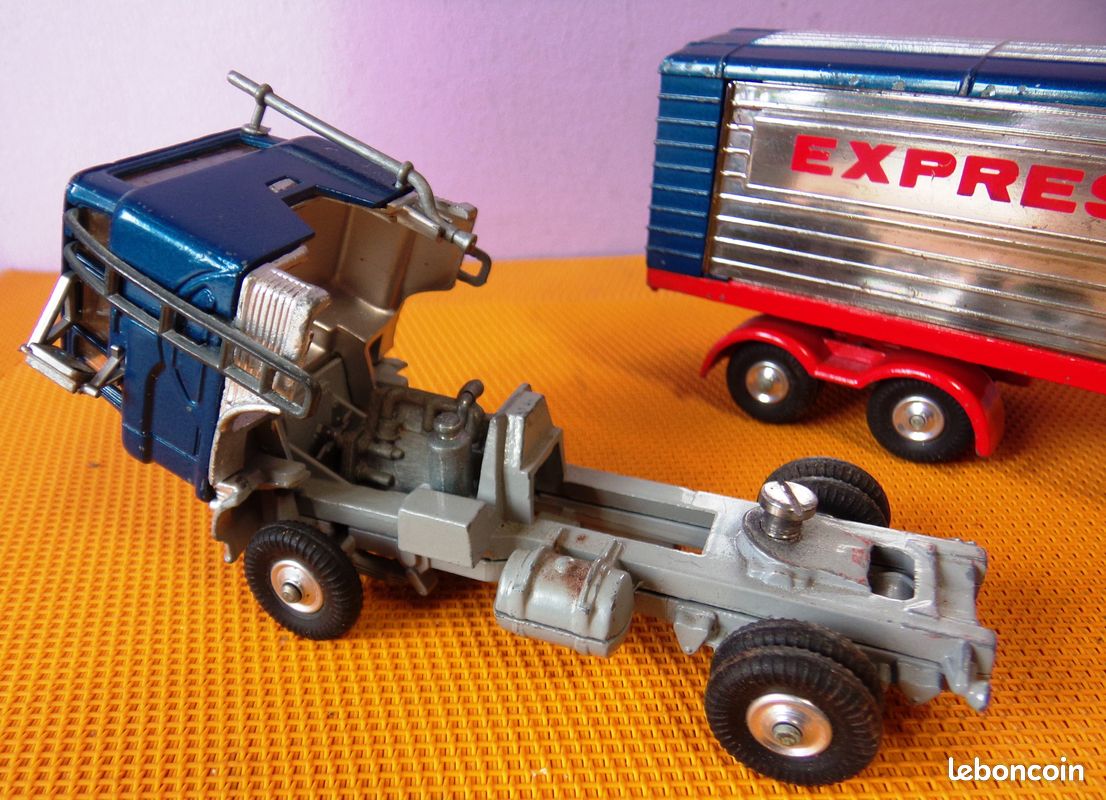 A boxed Corgi Major No.1137 Ford Tilt Cab Lorry, Ex (one horn is loose