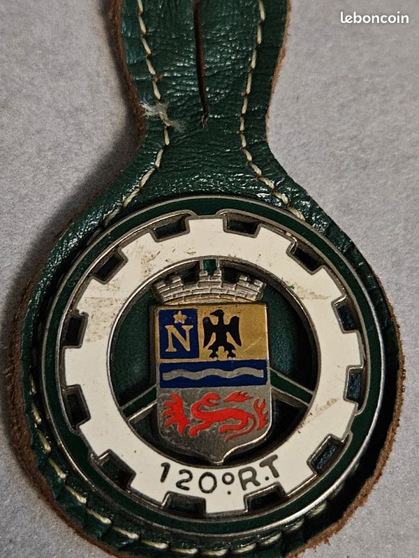 INSIGNE /BADGE /PUCELLE Ecole d'application du train A.Bertrand atlas