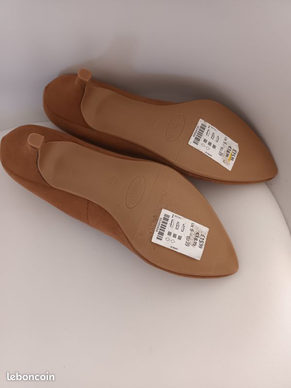 Chaussures en daim marron jamais portées (image 2)