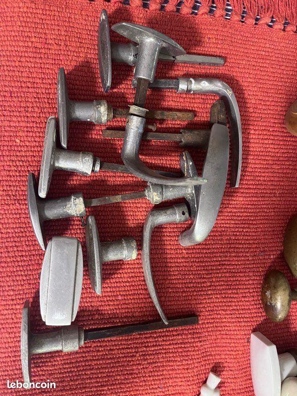 Quincaillerie d'ameublement, boutons de meuble et pièces électriques anciennes, idéal pour relooking de meubles, restauration ou décoration style industriel/brocante (image 1)