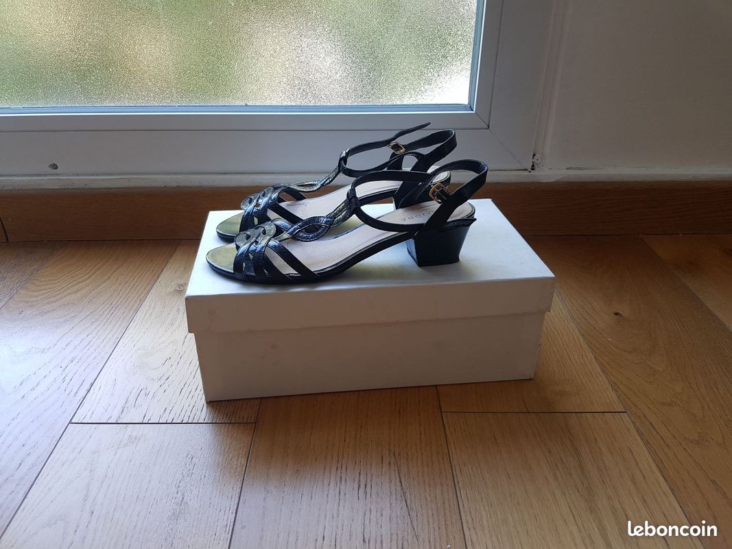 Chaussure été à talon noires , pointure 39, très bon état, marque André (image 1)