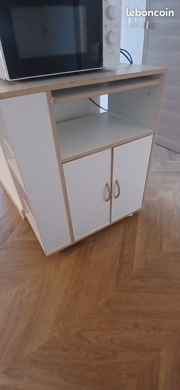 Meuble de cuisine et micro onde (image 1)