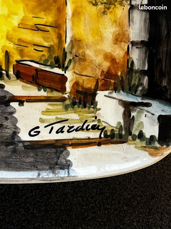 Assiette Carrée en Faïence – Décor Village – Signée G. Tardieu (image 3)