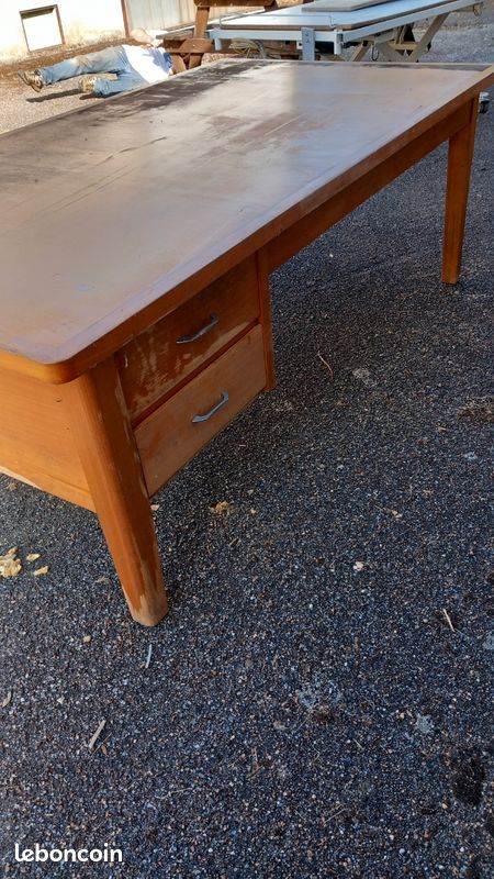 Table de coupe de couturiere (image 2)