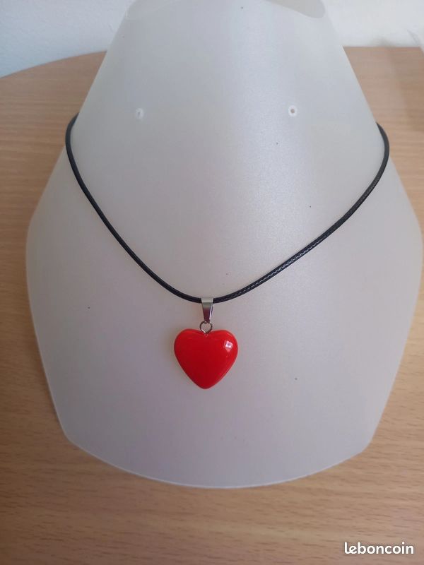 Superbe pendentif coeur pierre naturelle coloré opale rouge avec collier en cuir (image 1)