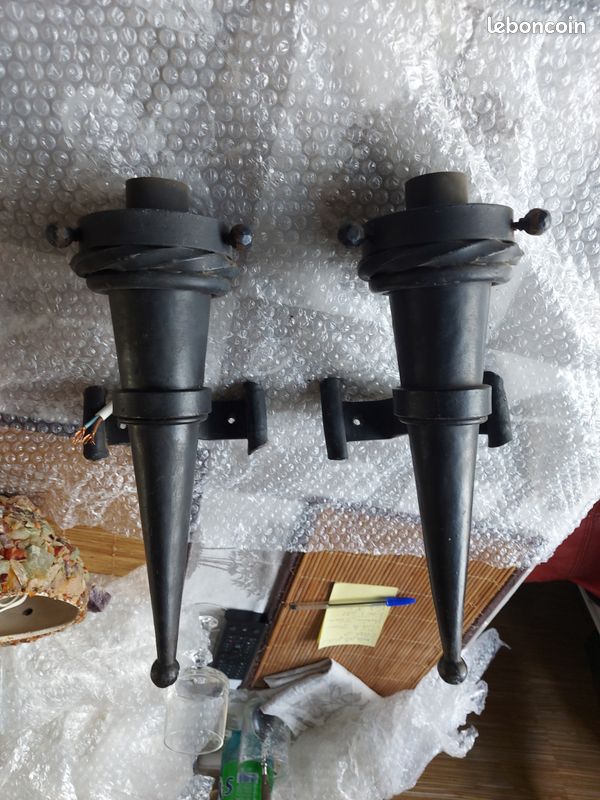 Importante Paire d'Appliques en Fer Forgé au blason à 3 Bras de Lumière