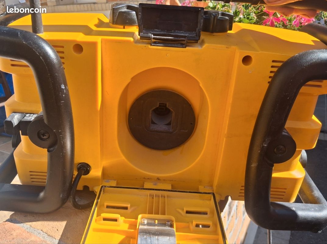 Lot d'outillage DeWALT – Perceuse 12V XR2 + Radio + Coffret (image 4)