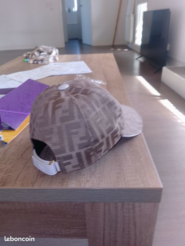 Casquette Fendi comme neuf original 100 (image 1)