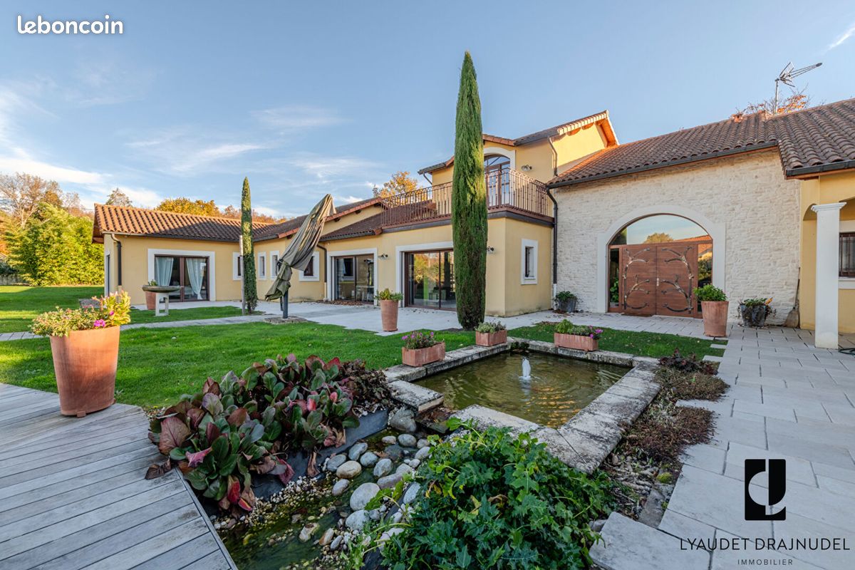 Maison 13 pièces 393 m² · à Perreux · 393 m² · 820 000 €