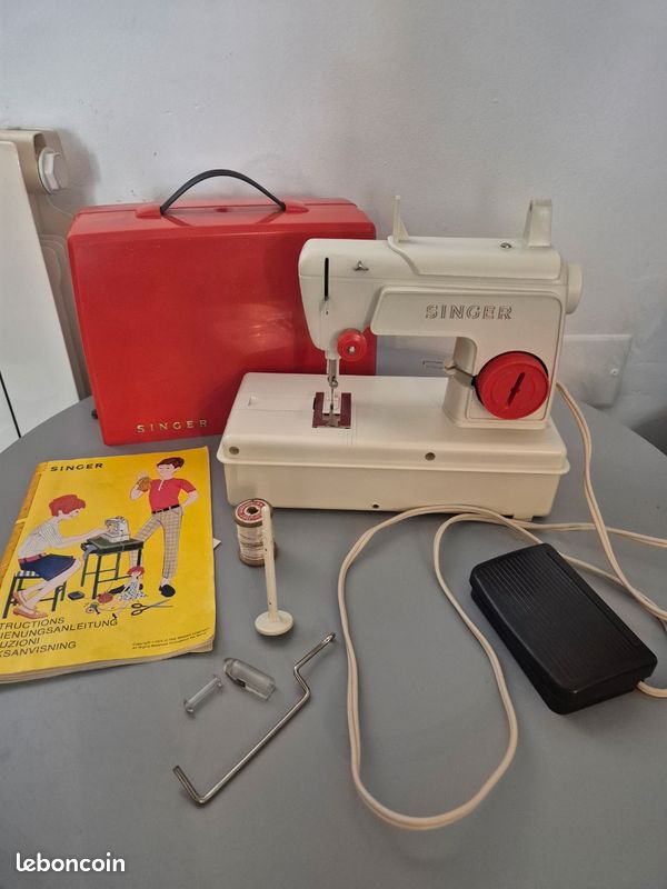 Machine à coudre jouet vintage Singer 67B - année 70 parfait état de marche (image 1)
