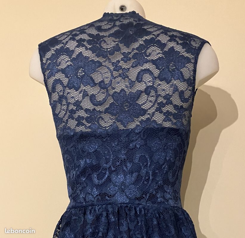 Robe bleu en dentelle (image 2)
