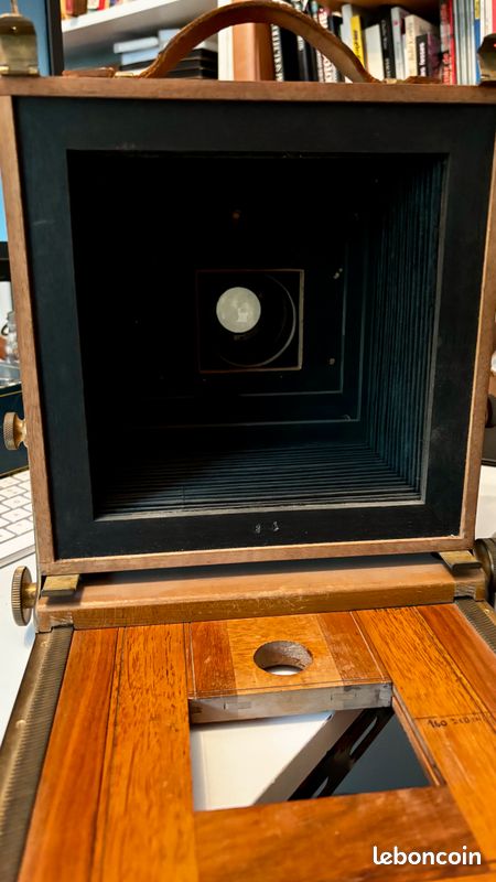 CHAMBRE PHOTOGRAPHIQUE A JOUES 13x18cm AVEC OBTURATEUR OBJECTIF LAITON 1900's SHEW 1328 | Jay &Jay'S