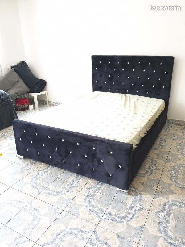 Lit capitonné noir en velour 140 × 190 cm (image 1)
