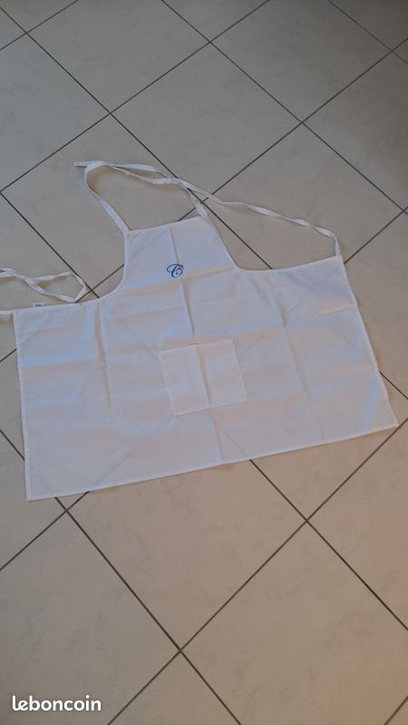 Tablier bavette de cuisinier en coton toile blanche avec un monogramme lettre ( C ) brodé neuf (image 1)