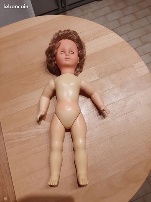 ANCIENNE POUPÉE SFBJ yeux dormeurs avec un vêtement dentelle