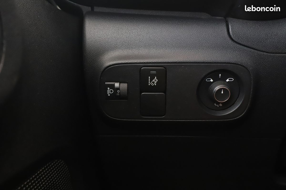 Citroen C3 1.2 PureTech Shine 82 ch (image 23)