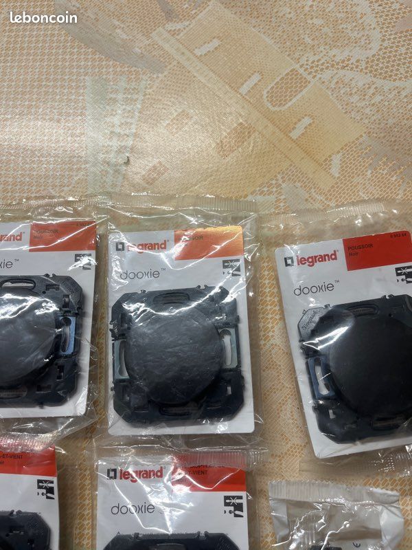Lot iner va et vient et poussoir Legrand modèle dooxie noir neuf (image 2)
