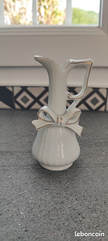 Mini pichet vase vintage en porcelaine blanche et dorée – Style Romantique / Coquette (image 2)