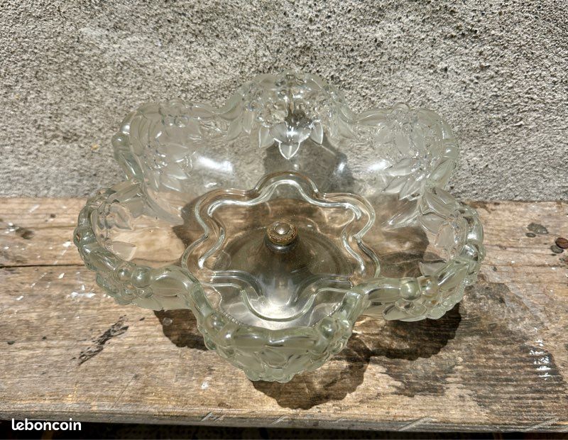 COUPE À FRUITS ancienne sur pied en verre moulé ajouré, décor de cygnes