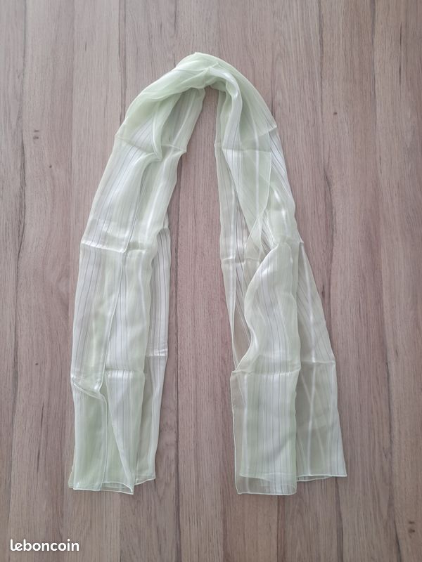Foulard léger vert d'eau en soie et viscose - Fabriqué en France (image 1)