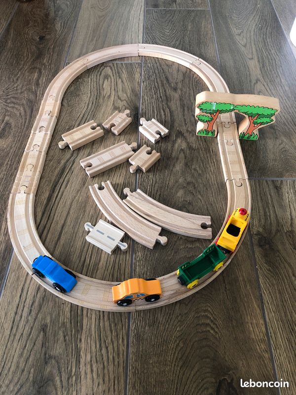 Circuit bois 2 véhicules en bois / train plastique (image 1)