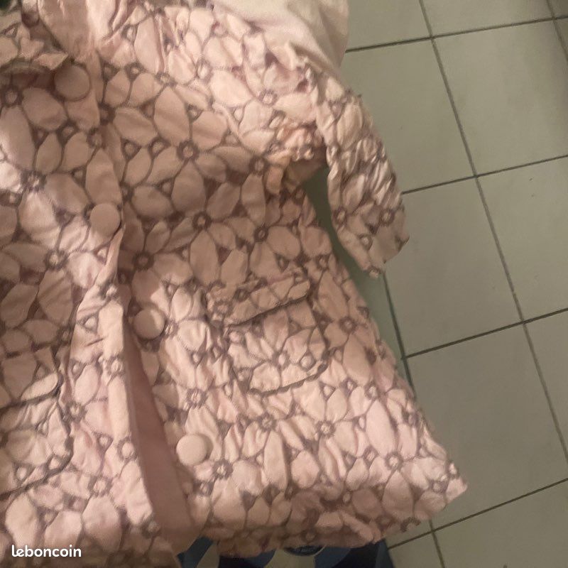 Je vends les deux sacs, 15  les vêtements de bébé fille de l’âge, trois mois jusqu’à 18 mois (image 2)