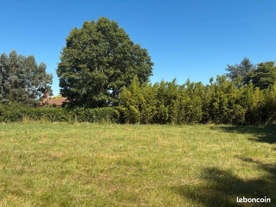 Terrain 705 m² · à Saint-Sauveur · 145 000 €
