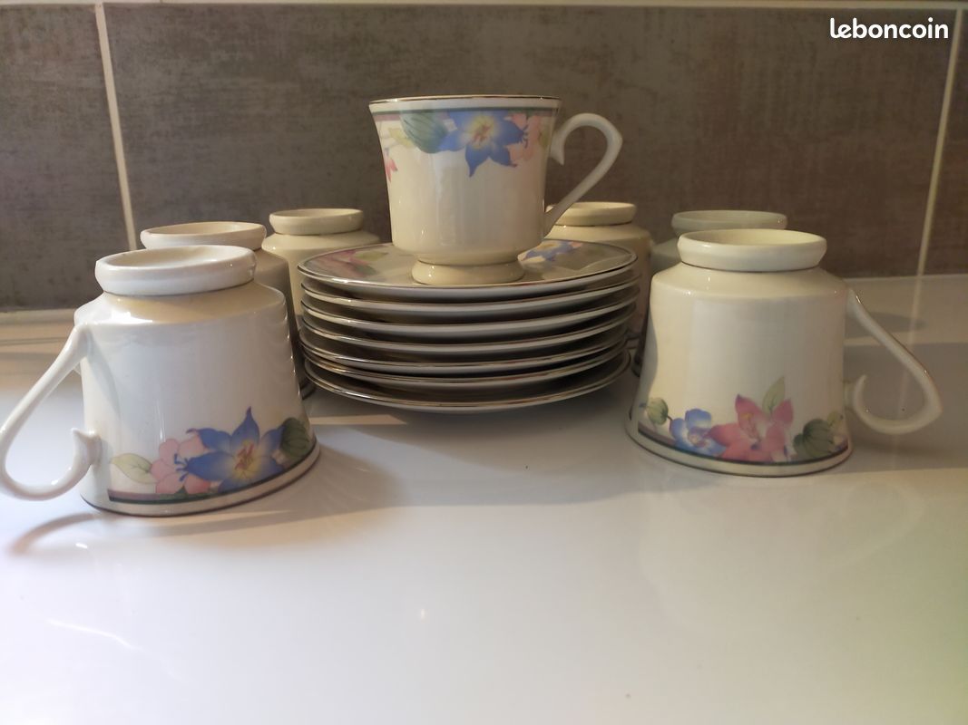 7 tasses et sous-tasses à café ou thé en porcelaine fleuries à bords argentés (image 1)