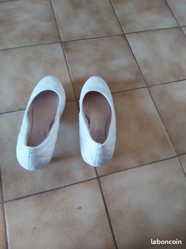 Chaussures blanches à talon (image 1)