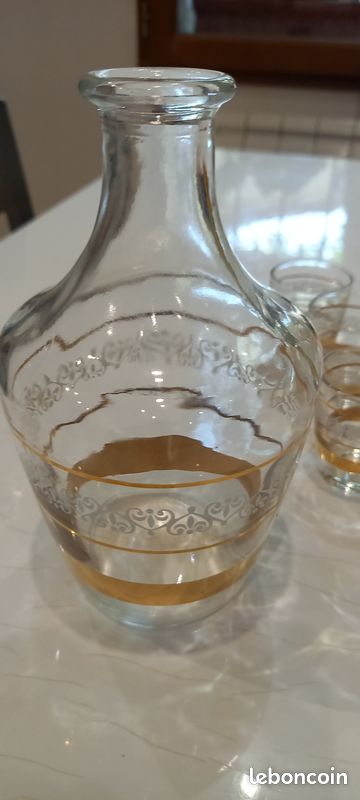 Cabaret à liqueur en tôle peinte XIXe, carafes et verres attribués à la