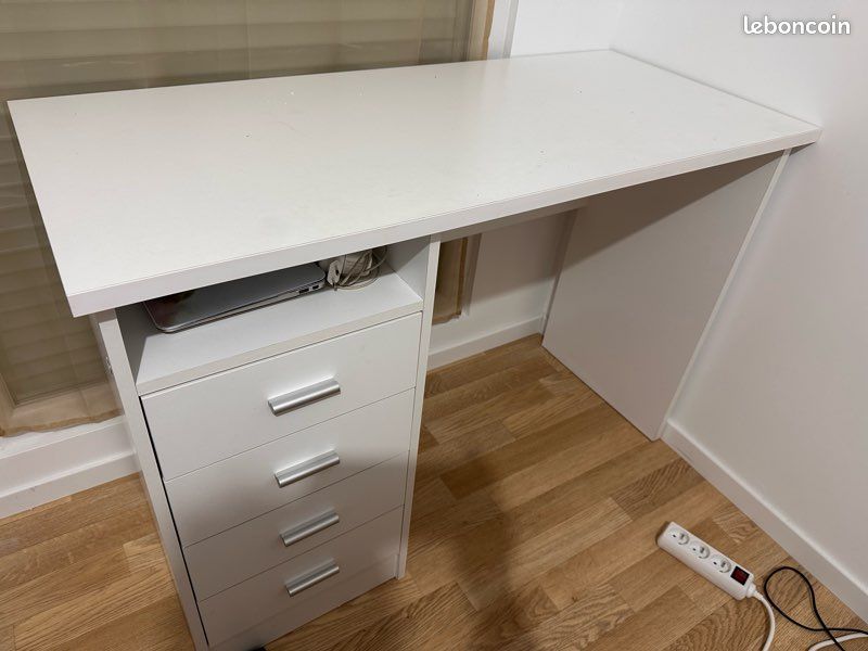 Bureau (image 1)
