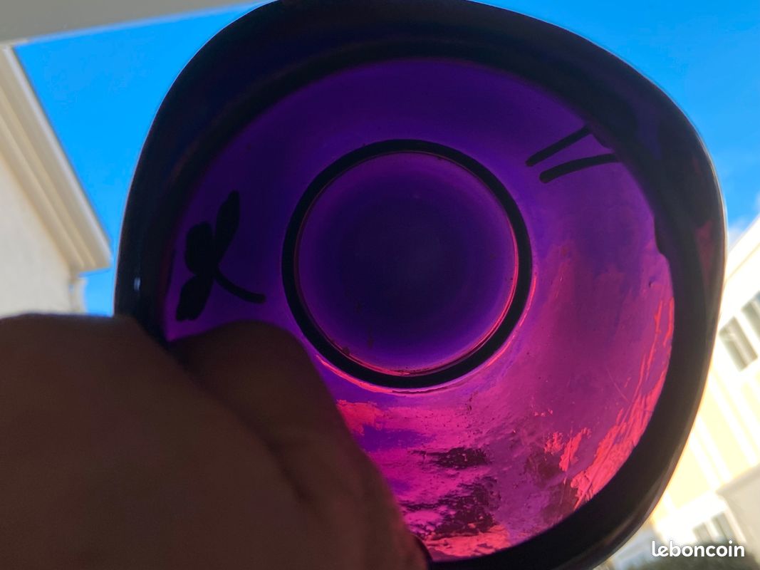 Vase ancien en verre irisé mauve (image 3)