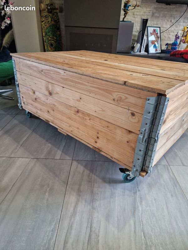 Coffre en bois sur roulettes (image 2)