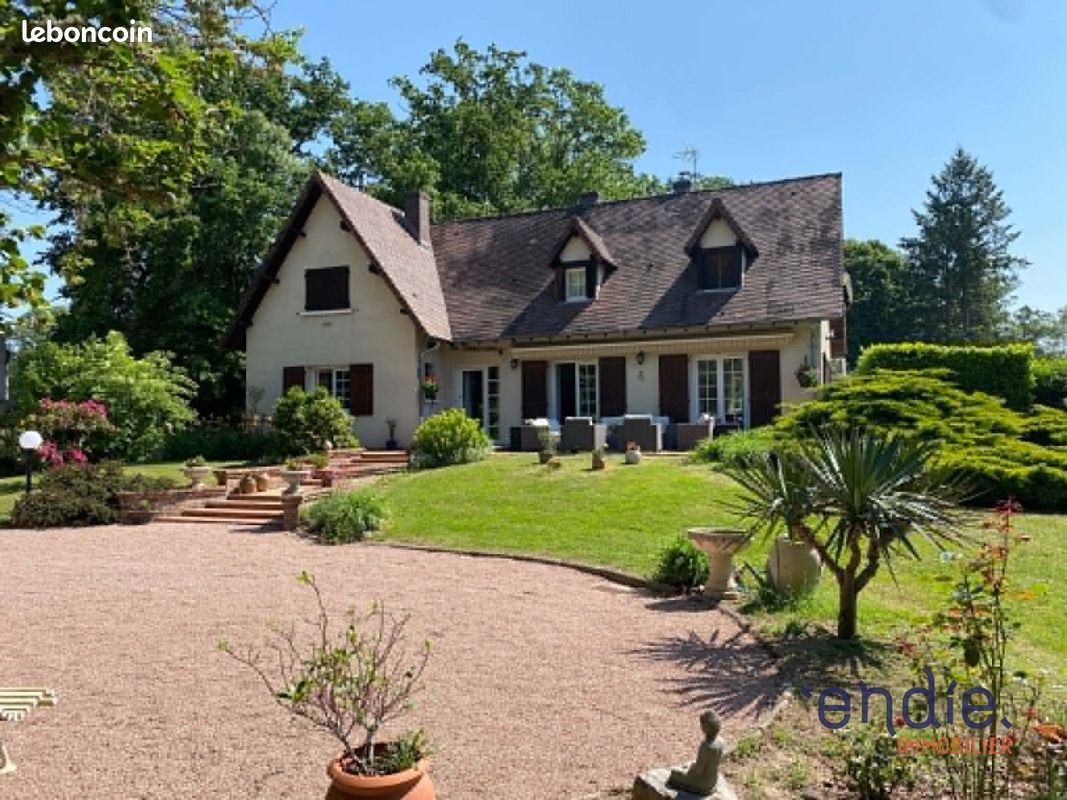 Maison 8 pièces 209 m² · à Dompierre-sur-Besbre · 209 m² · 329 000 €