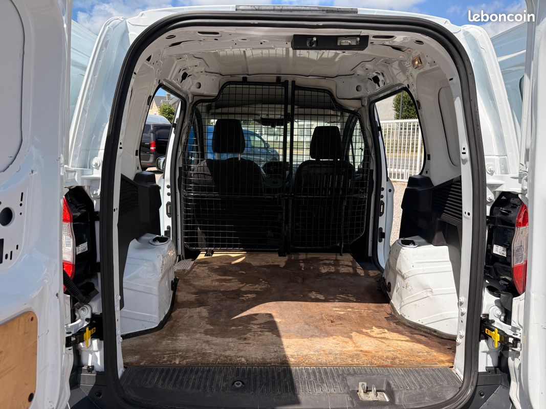 Ford transit courier trend business 70cv double portes laterales Prix TTC : 10 490 Prix H.T : 8 741.66 (image 4)