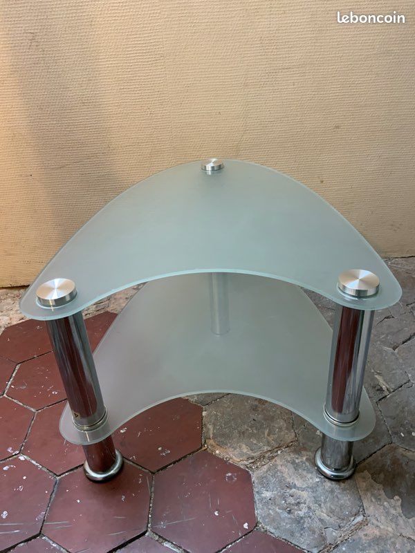 Petite/mini, table basse/de salon, originale, design, verre trempé, transparent, Opaque . Et pieds en alu. H : 36 X 61 X 43 cm. Modèle Unique. Très bon état. 30 euros (image 1)