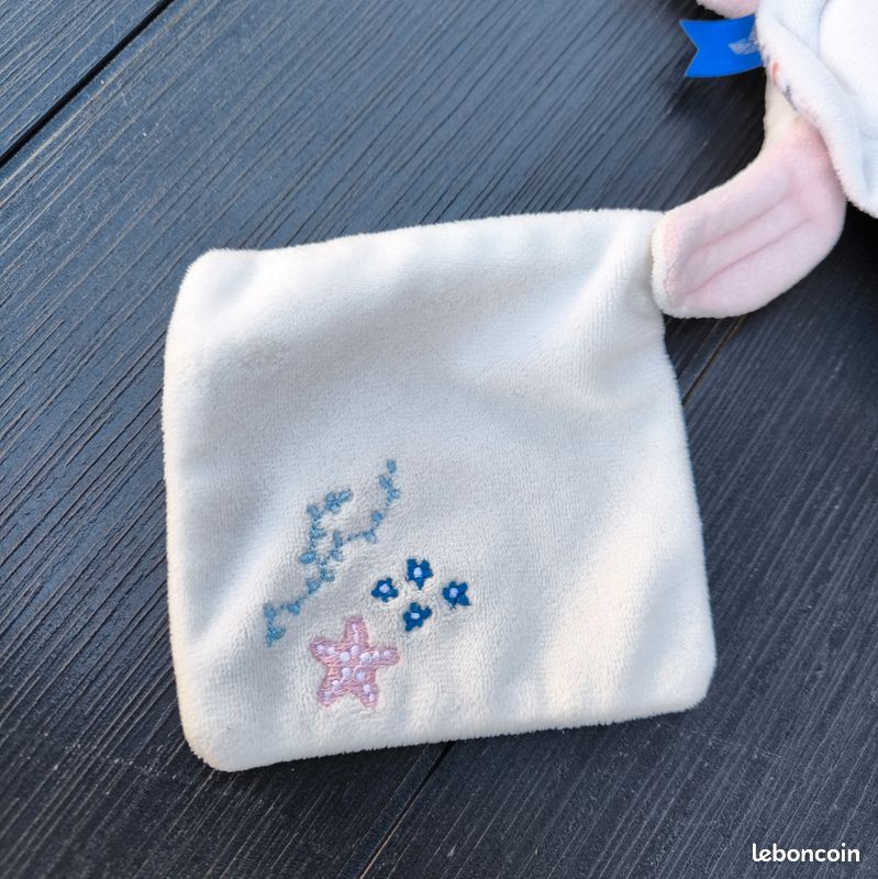 Doudou Tortue Rose blanche Doudou Et Compagnie.
Couverture blanche étoile de mer, algues, fleurs (image 3)